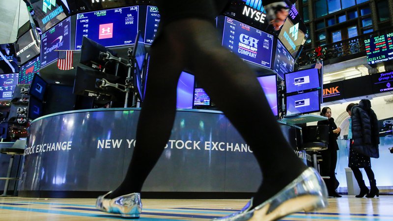 Fotografija: Traders work on the floor of the New York Stock Exchange (NYSE) in New York, U.S., December 27, 2018.  REUTERS/Eduardo Munoz - RC1C055E6810