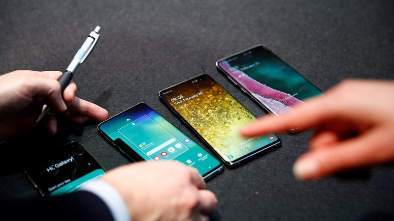Fotografija: A Samsung employee arranges the new Samsung Galaxy S10e, S10, S10+ and the Samsung Galaxy S10 5G smartphones at a press event in London, Britain February 20, 2019. REUTERS/Henry Nicholls