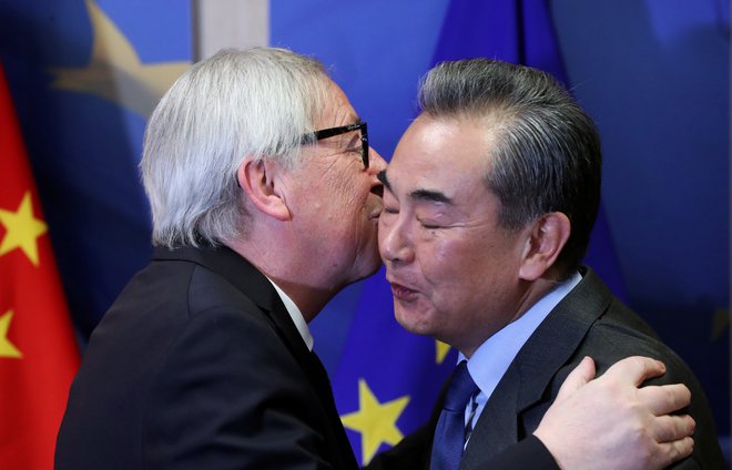 Chinese Foreign Minister Wang Yi is welcomed by European Commission President Jean-Claude Juncker ahead of a meeting in Brussels, Belgium March 18, 2019.  REUTERS/Yves Herman - RC14868F4360