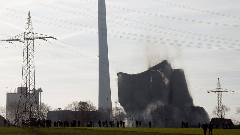Fotografija: V Nemčiji so s kontrolirano eksplozijo februarja letos zrušili termoelektrarno v mestu Castrop-Rauxel.