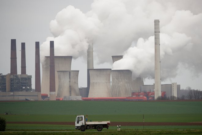 Severovzhodno od Kölna ima energetsko podjetje RWE v lasti pet termoelektrarn na rjavi premog. FOTO Wolfgang Rattay, Reuters