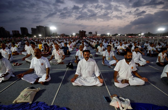 Joga guru Baba Ramdev je leta gostil popularno televizijsko oddajo, ki je milijonom Indijcev pokazala, kako pravilno dihati, jesti zelišča in se spraviti v nemogoče položaje joge. Reuters