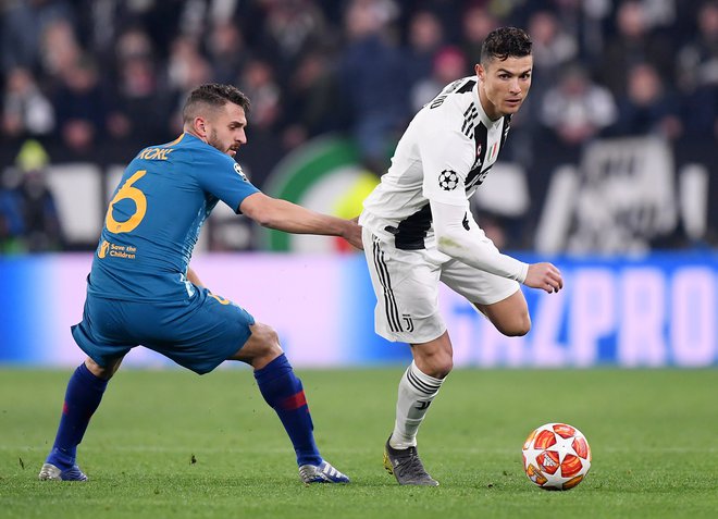 Soccer Football - Champions League - Round of 16 Second Leg - Juventus v Atletico Madrid - Allianz Stadium, Turin, Italy - March 12, 2019  Juventus' Cristiano Ronaldo in action with Atletico Madrid's Koke   REUTERS/Alberto Lingria - RC1B5416F200