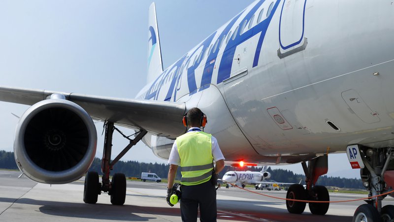Fotografija: Družba Adria Airways bo svoje polete opravila po predvidenem voznem redu. Matej Družnik