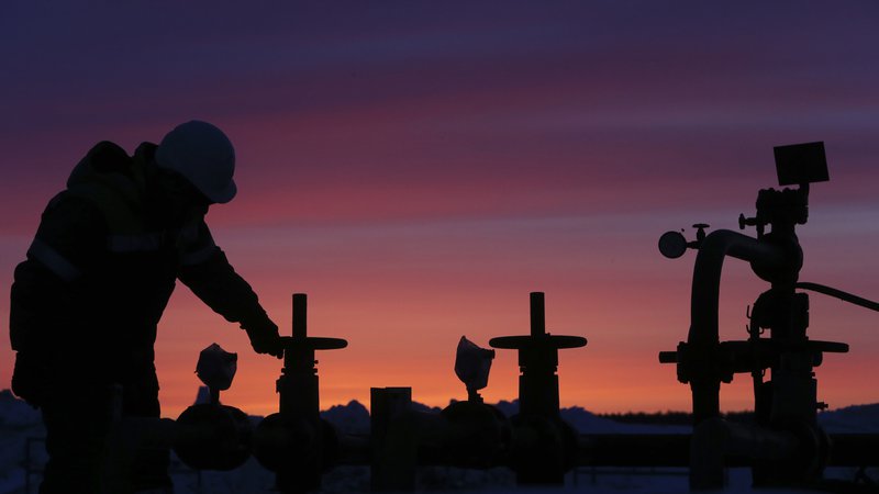 Fotografija: Čeprav bodo Savdijci povečali črpanje nafte na rekordnih 12 milijonov sodov nafte na dan, s to količino ne bodo nadomestili izgub v proračunu. Foto Sergei Karpukhin Reuters