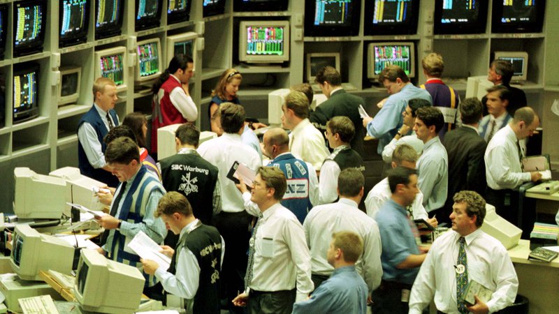 Fotografija: SYD04:MARKETS-AUSTRALIA:SYDNEY,28OCT97 - Traders on the floor of the Australian Stock Exchange watch as the market dives on opening in Sydney October 28. The Australian market suffered its worst opening plunge since the 1987 crash, diving 9.2 percent as traders spooked by New York's biggest single-day points loss dumped stocks. mb/Photo by Mark Baker REUTERS