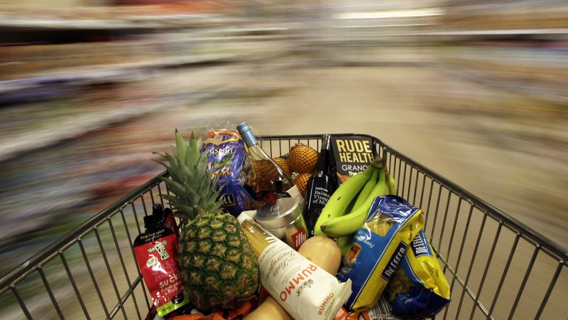 Fotografija: Inflacija se je upočasnila, tudi če nekaterih izdelkov primanjkuje zaradi zaustavitve industrije in paničnega nakupovanja. FOTO: REUTERS / Stefan Wermuth
 