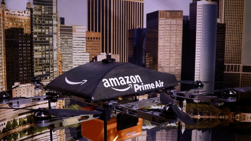 Fotografija: Googlov Wing je prehitel Amazonov Prime Air. Kljub številnim kakovostnim preskusnim pošiljkam v Združenem kraljestvu in ZDA, Amazon dostave z droni namreč še ni komercializiral. Foto Reuters