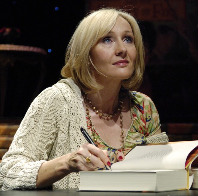 Avtorica J.K. Rowling podpisuje knjige sedme in finalne izdaje Harrya Pottera. FOTO: Chris Pizzello / REUTERS