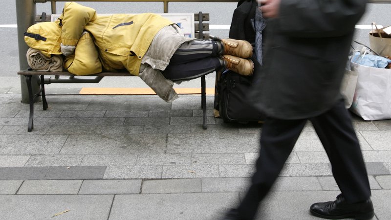 Fotografija: Za stabilizacijo zaposlenosti so ključni ukrepi sofinanciranja zaposlenih na čakanju na delo, sofinanciranje skrajšanega delovnega časa ter tudi turistični vavčerji (za gostinstvo). FOTO: Yuriko Nakao / Reuters