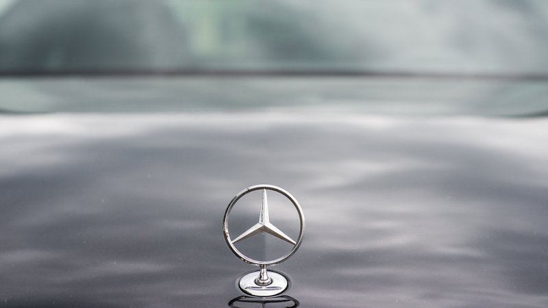 Fotografija: Mercedes-Benz je prekršil pravila uporabe patentov, ko je v svoja vozila vgradil Nokiine patente mobilne tehnologije brez dovoljenja finskega podjetja. FOTO: Anastasiia Moiseieva / Shutterstock