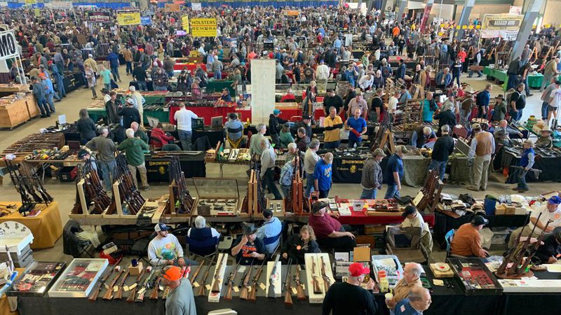 Fotografija: Gun show, sejem kjer lahko Američani kupujejo in prodajajo puške, pištole in z njimi povezane predmete. FOTO: damann / Shutterstock