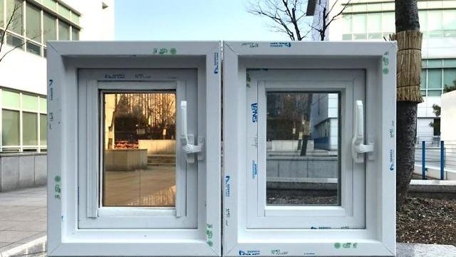 Fotografija: Okno na levi strani vsebuje steklo s prozornimi sončnimi celicami. Okno na desni je navadno, ki služi za primerjavo. FOTO: KETI