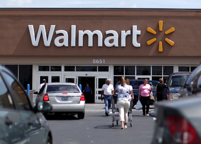 Daleč najbogatejša družina na svetu je družina Walton, ki ima v lasti trgovine Walmart. FOTO: Carlos Barria/Reuters
