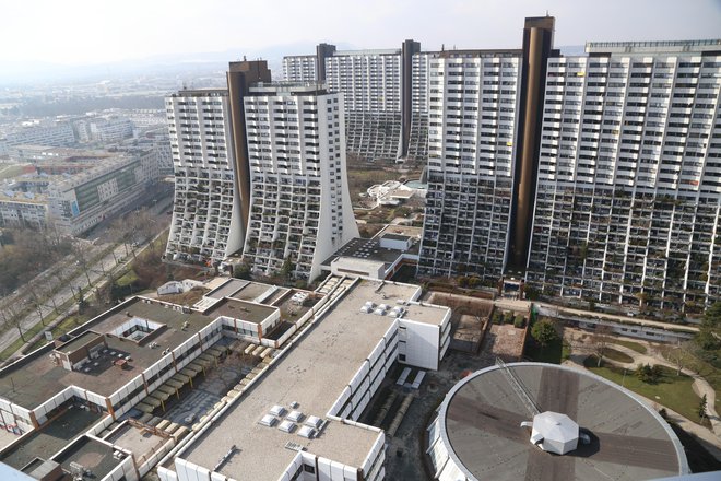Alt Erlaa, stanovanjski kompleks 3200 dunajskih<br />
občinskih stanovanj za 10.000 ljudi, zgrajen 1973-1985, arhitekt: Harry Glück. FOTO: Milan Ilić