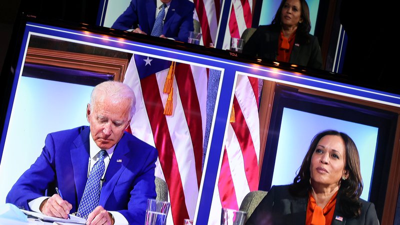 Fotografija: Novoizvoljeni predsednik ZDA Joe Biden in novoizvoljena podpredsednica Kamali Harris na videokonferenci. November 9, 2020. FOTO: REUTERS/Jonathan Ernst