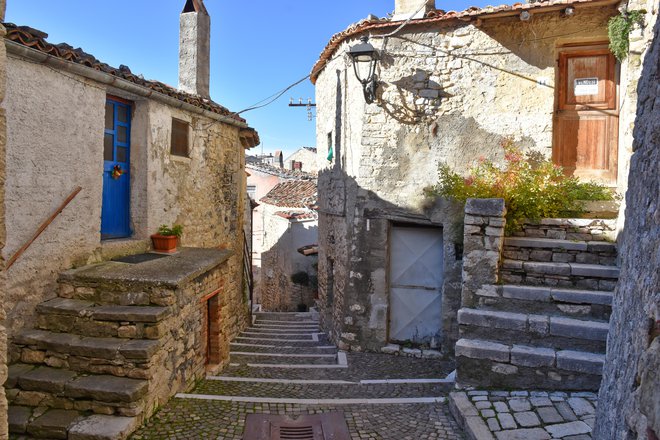 Italijanske hiše za en evro so znova aktualne, tokrat so na trgu v srednjeveški vasici. FOTO: Shutterstock