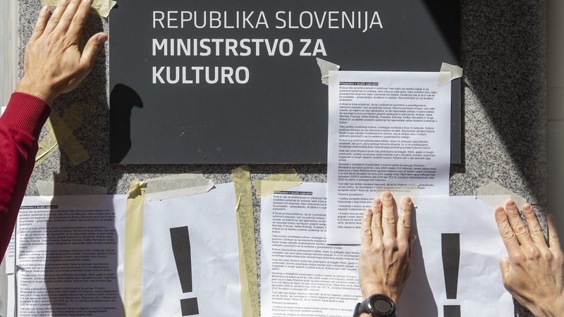 Fotografija: Protest kulturnikov pred ministrstvom za kulturo, Ljubljana, 26. 5. 2020. FOTO: Delo