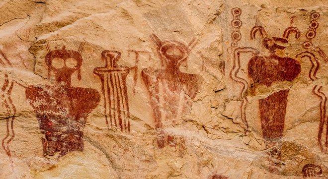 Piktografije čudnih figur antropomorfa, ki jih pogosto imenujejo "starodavni vesoljci" na steni kanjona Sego v kraju Thompson Springs v Utahu. FOTO: Shutterstock