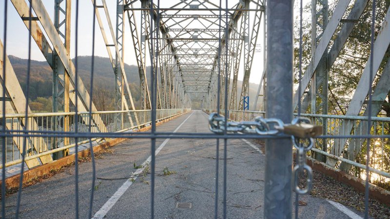 Fotografija: Zaprt železni most v Brežicah. FOTO: Janoš Zore / Delo