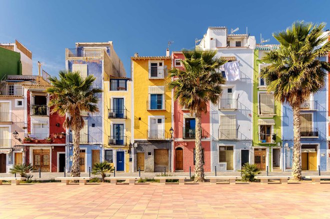 Pisane hišice na plaži v Villajoyosi, očarljivi sredozemski vasici v Alicanteju na jugu Španije. FOTO: Getty Images