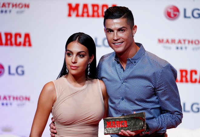 Cristiano Ronaldo s svojo zaročenko. Foto: Juan Medina/REUTERS