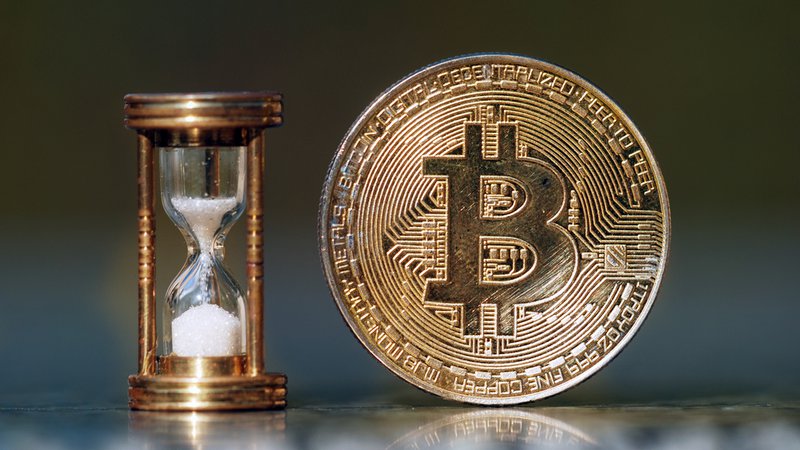 Fotografija: Peščena ura in bitcoin. Foto: Shutterstock
