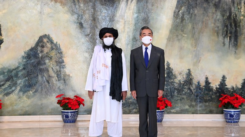 Fotografija: Politični vodja talibanov v Afganistanu Mullah Abdul Ghani Baradar in kitajski zunanji minister Wang Yi, 28. julij, 2021. Foto: Li Ran/Xinhua via Reuters