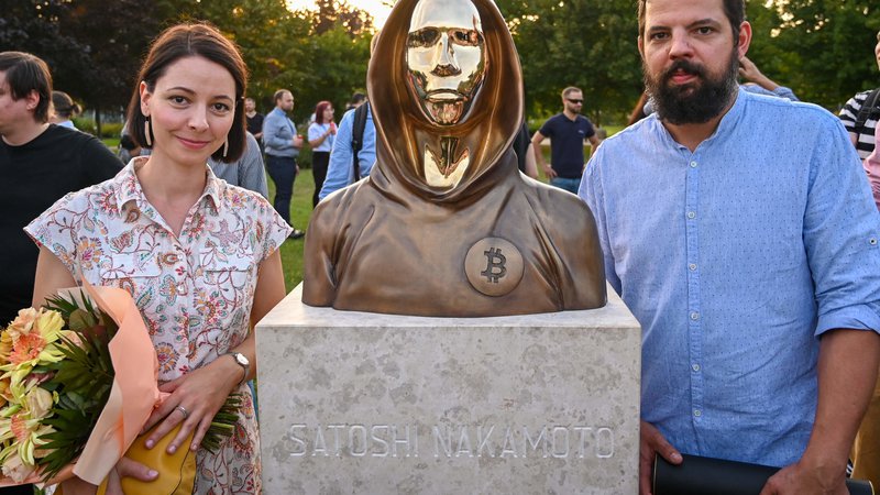 Fotografija: Kip Satoshija Nakamote sta ustvarila Reka Gergely (levo) in Tamas Gilly (desno), Budimpešta, Madžarska, 16. september 2021. Foto: Attila Kisbenedek / AFP