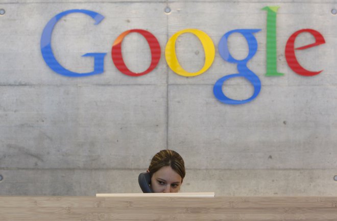 <p>Google je najbolj znan spletni iskalnik na svetu, postal je celo sinonim za internet (Google it). Foto: Christian Hartmann / Reuters</p>
