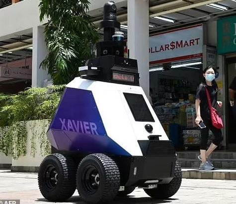 Robot na kolesih nadzira prebivalce. Foto: Posnetek zaslona/Euronews
