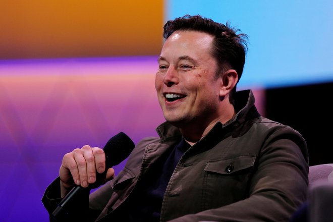 Elon Musk si lahko leta 2028 obeta 55 milijard evrov vredno nagrado. Foto: MIKE BLAKE/REUTERS
