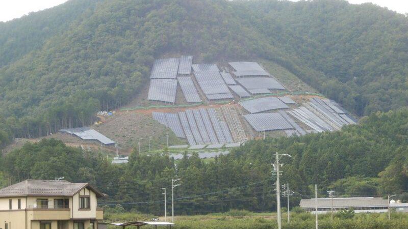 Fotografija: Sončni paneli prevladujejo na pobočju gore v mestu Gifu v prefekturi Gifu, 2017. Foto: Magari Hiroyuki
