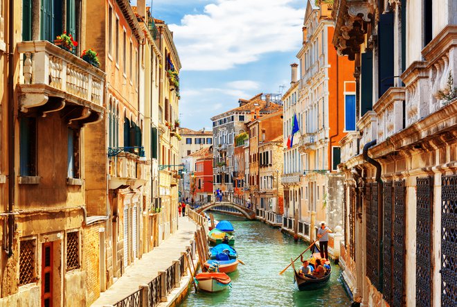 View of the Rio Marin Canal with boats and gondolas from the Ponte de la Bergami in Venice, Italy. Venice is a popular tourist destination of Europe. Foto: Shutterstock
