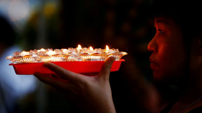 Fotografija: Wesak dan je sveti dan za budiste ter največji duhovni praznik sploh. Foto: Edgar Su/Reuters
