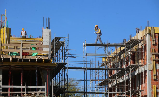 Dodatni pritisk na rast cen nepremičnin povzroča tudi rast gradbenih stroškov. Foto: Tadej Regent/Delo
