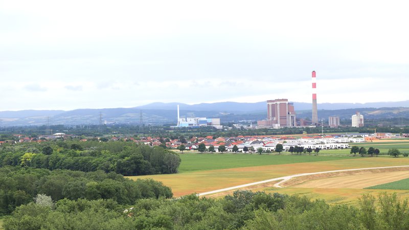 Fotografija: Dva bloka termoelektrarne Dürnrohr v Spodnji Avstriji (na fotografiji desno) sta imela dobrih 750 MW instalirane moči, kar je nekaj več kot NE Krško. Elektrarna je delovala najprej na premog, nato na plin; po več kot treh desetletjih delovanja je bila leta 2019 zaprta. Levo na sliki je nova elektrarna, kjer se kurijo smeti. FOTO: Milan Ilić
