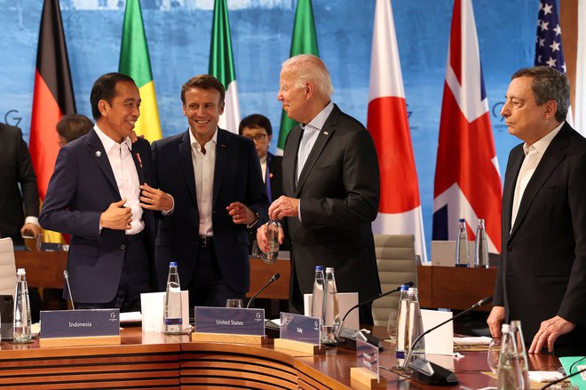 Ameriški predsednik Joe Biden, japonski premier Fumio Kishida, francoski predsednik Emmanuel Macron in italijanski premier Mario Draghi, 27. junij 2022. Foto: Lukas Barth / Reuters
