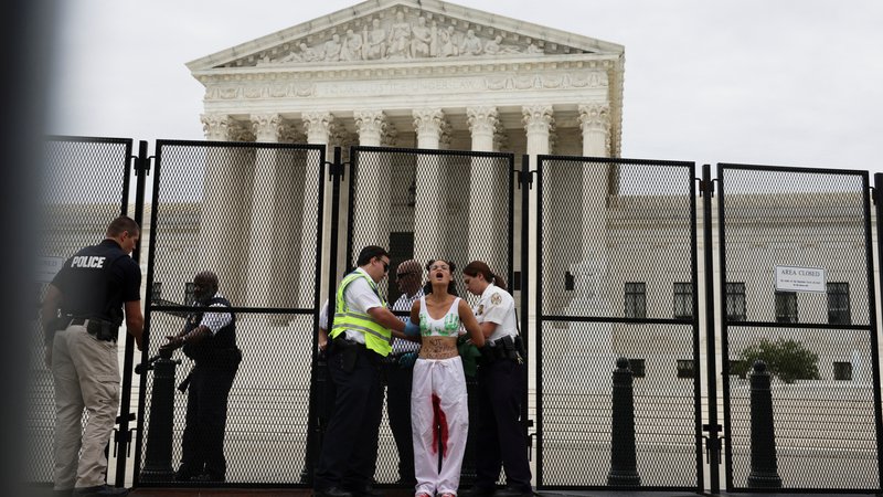 Fotografija: Na fotografiji protest podpornice pravice do splava pred vrhovnim sodiščem.

FOTO: Evelyn Hockstein/Reuters
