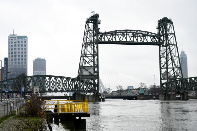 Zgodovinski most vendarle ne bo razstavljen. Foto: PIROSCHKA VAN DE WOUW/Reuters
