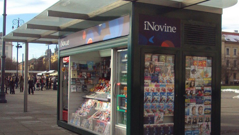 Fotografija: iNovine, kiosk na Hrvaškem, kjer bost elahko kupili časopis ali raglednico iz morja v kriptovalutah. FOTO: iNovine
