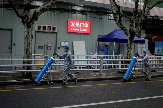 Zdravstveni delavci med aprilskim lockdownom v Šanghaju. Foto: ALY SONG/Reuters

