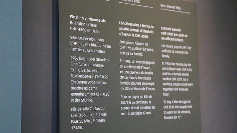 Fotografija: V Zgodovinskem muzeju Berna piše koliko denarja na uro je zaslužil Albert Einstein ko je bil uslužbenec državnega, tudi višina urnih postavk zidarja in delavke v tekstilni tovarni. Foto: Milan Ilić
