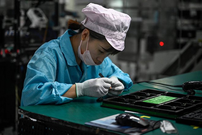 Izdelava pametnih telefonov, tovarna Oppo, Kitajska. Foto: JADE GAO/AFP
