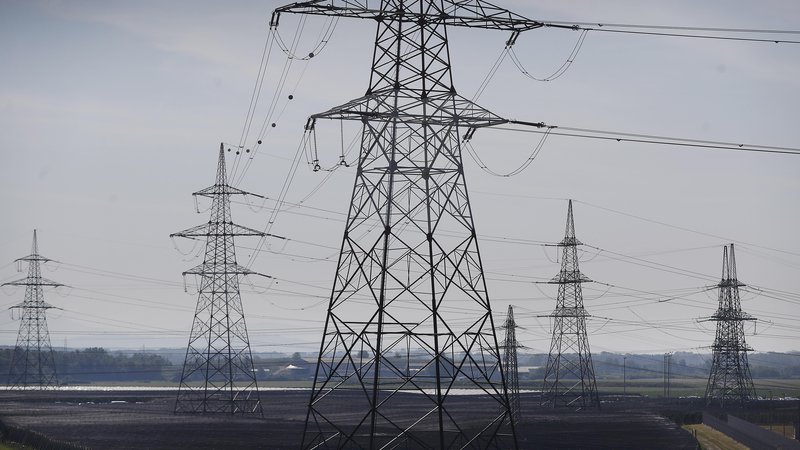 Fotografija: Zvišanje cen električne energije trenutno pesti mnoge. Foto: Leon Vidic/Delo
