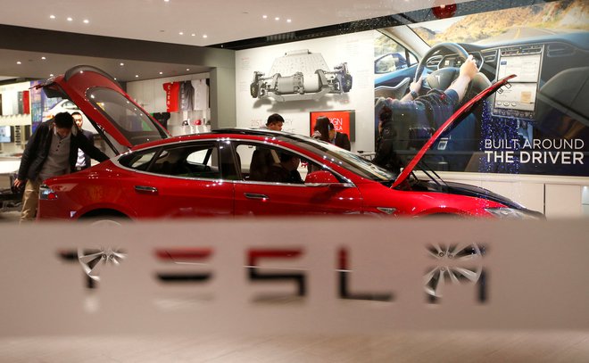 Podjetje Tesla je danes ocenjeno na skoraj bilijon dolarjev. Foto: Kim Kyung Hoon/Reuters
