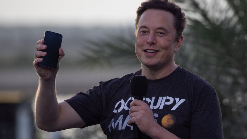 Fotografija: Elon Musk ko je povedal novico o združitvi s T-Mobile. Foto: Adrees Latif/Reuters
