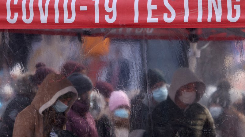 Fotografija: "Virus nas lahko in nas bo še naprej presenečal," je dejal Sokhansanj FOTO: Reuters (Slika je simbolična)
