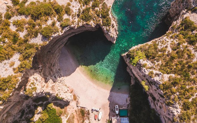Plaža Stiniva na hrvaškem otoku Vis. Foto: Shutterstock
