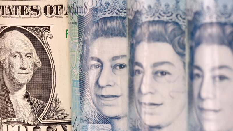 Fotografija: Vse bankovce s kraljičino podobo bodo zamenjali. Foto: Dado Ruvic /Reuters
